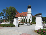 ...passieren das Schlosshotel...