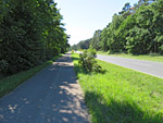 Dort treffen wir auf eine Landstraße...