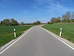 Über eine schmale Straße...