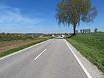 ...und radeln entlang der Landstraße...