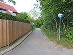 Über einen Radweg unterqueren wir die Bahngleise...