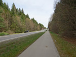 ...und überqueren nach dem Waldstück der Hauptstraße folgend die Autobahn