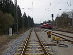 ...und überqueren beim Bahnhof die Gleise