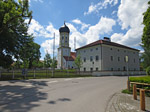 Die Kirche St. Andreas und das Pfarrheim in Aying