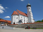 ...und die  St.-Emmerams-Kirche in Kleinhelfendorf