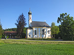 Blick zur Marterkapelle in Kleinhelfendorf