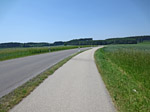 ...und fahren über nun hügligeres Gelände...