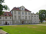 Dieses Gebäude beherbergt das Klosterstüberl und den Klosterladen