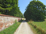 ...und folgen der Schlossmauer...