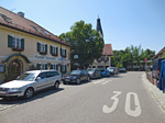 Wir fahren vorbei am Rabenwirt in Pullach...