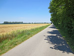Vorbei an weitem Ackerland...