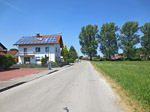 Über die Einfangstraße radeln wir durch Moosinning hindurch...