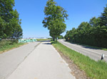 ...gelangen wir zu einer Landstraße, ...