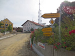 Im Ortskern geht es links weg