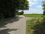 Die Landstraße verlassen wir wenig später linkshaltend...