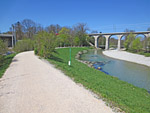 Wir radeln unter der Bahnbrücke hindurch...