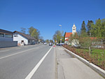 Wir verlassen die Traun und fahren entlang der Wasserburger Straße...
