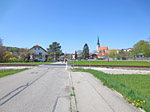 Vor uns die Pfarrkirche von Sankt Georgen