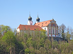 Blick zur Stiftskirche Baumburg in Altenmarkt