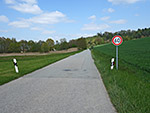 ...und radeln über verkehrsarme Straßen weiter...