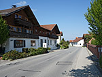 ...und die Hauptstraße durch die Ortschaft von Aham hindurch