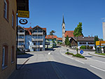 In Tengling biegen wir noch vor der Kirche rechts ab...