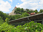 Blick hinauf zur Burg Tittmoning