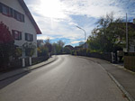 Über die Hauptstraße fahren wir durch Hechendorf...