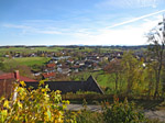 ...hat man einen herrlichen Blick über Andechs Richtung Alpen